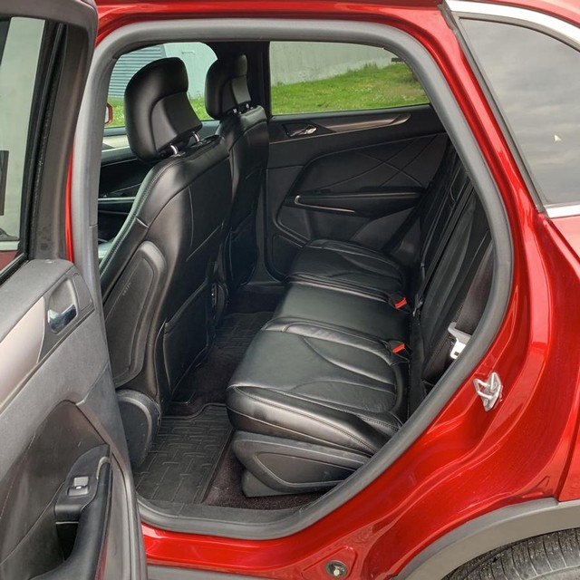 Lincoln MKC Vehicle Full-screen Gallery Image 13