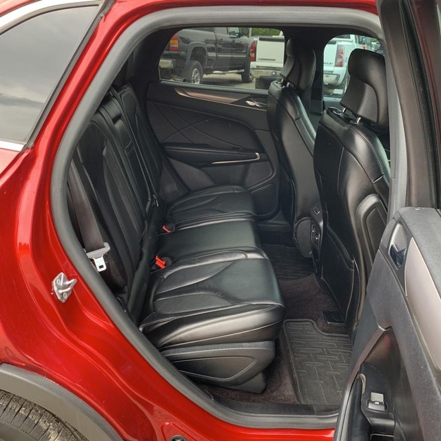 Lincoln MKC Vehicle Full-screen Gallery Image 14