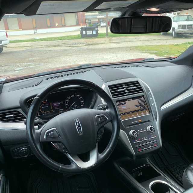 Lincoln MKC Vehicle Full-screen Gallery Image 16