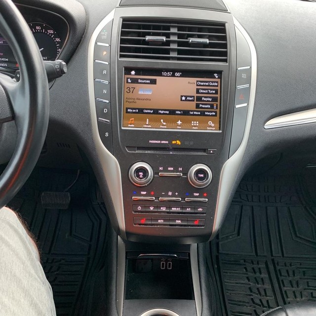 Lincoln MKC Vehicle Full-screen Gallery Image 17
