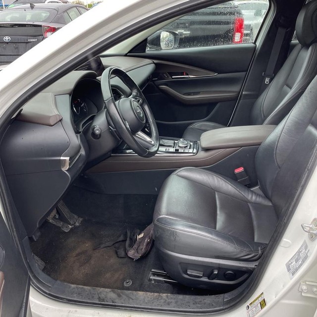 Mazda CX-30 Vehicle Full-screen Gallery Image 11