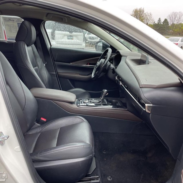 Mazda CX-30 Vehicle Full-screen Gallery Image 12