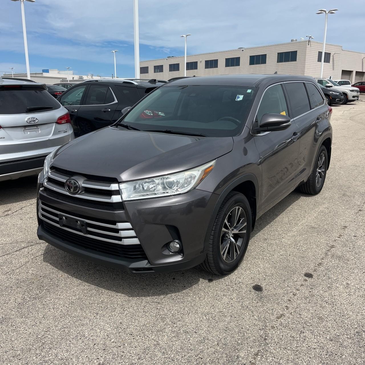Toyota Highlander Vehicle Full-screen Gallery Image 2
