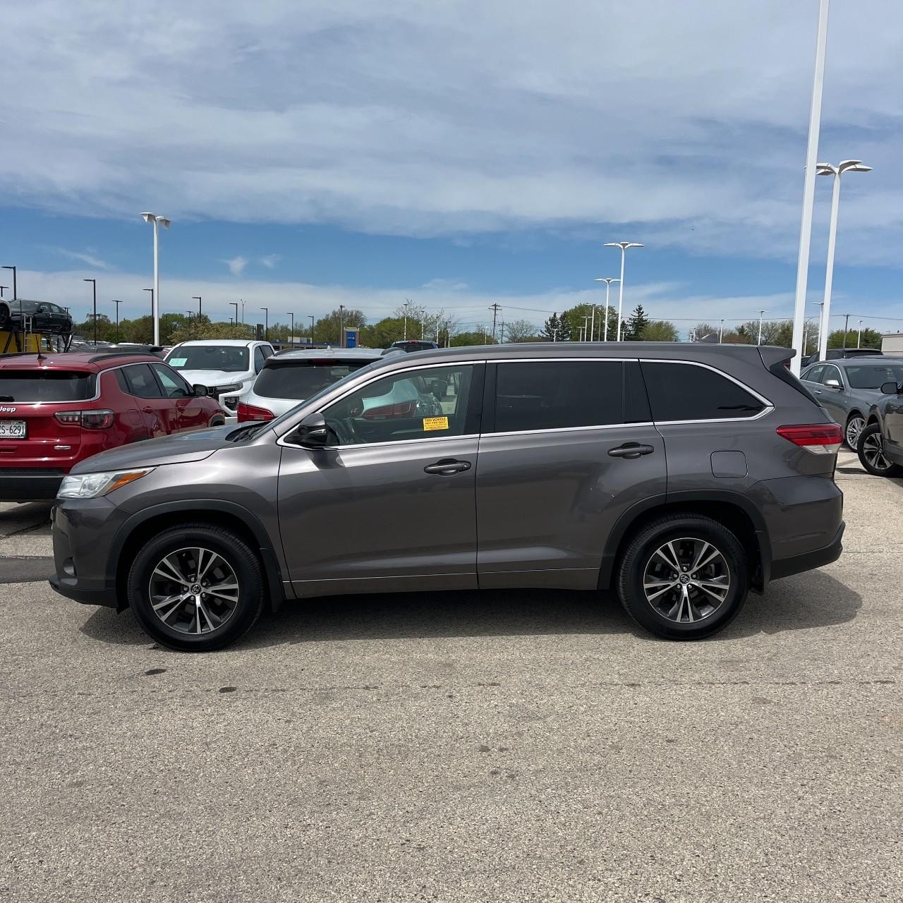 Toyota Highlander Vehicle Full-screen Gallery Image 3