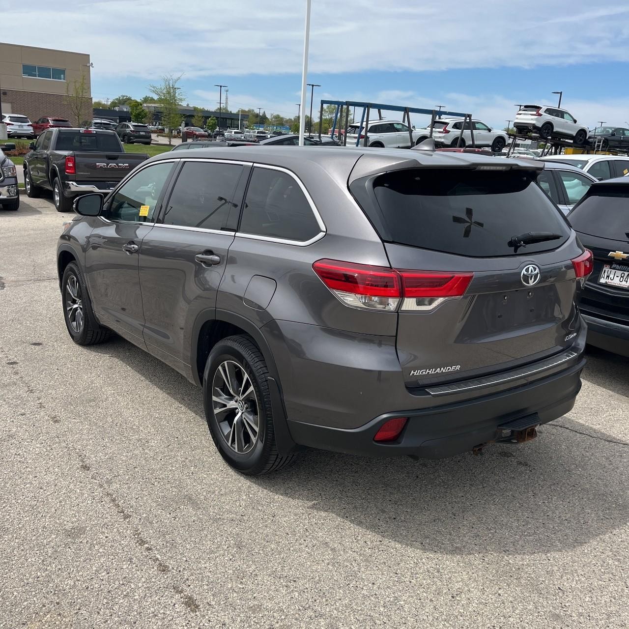 Toyota Highlander Vehicle Full-screen Gallery Image 4