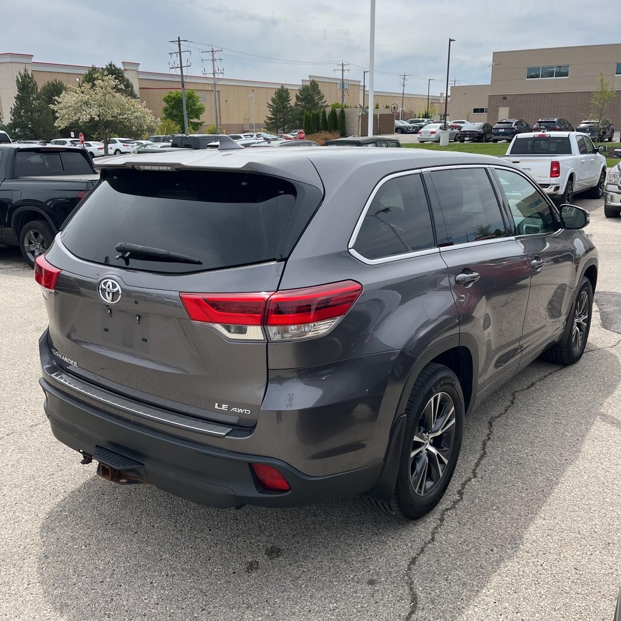 Toyota Highlander Vehicle Full-screen Gallery Image 6