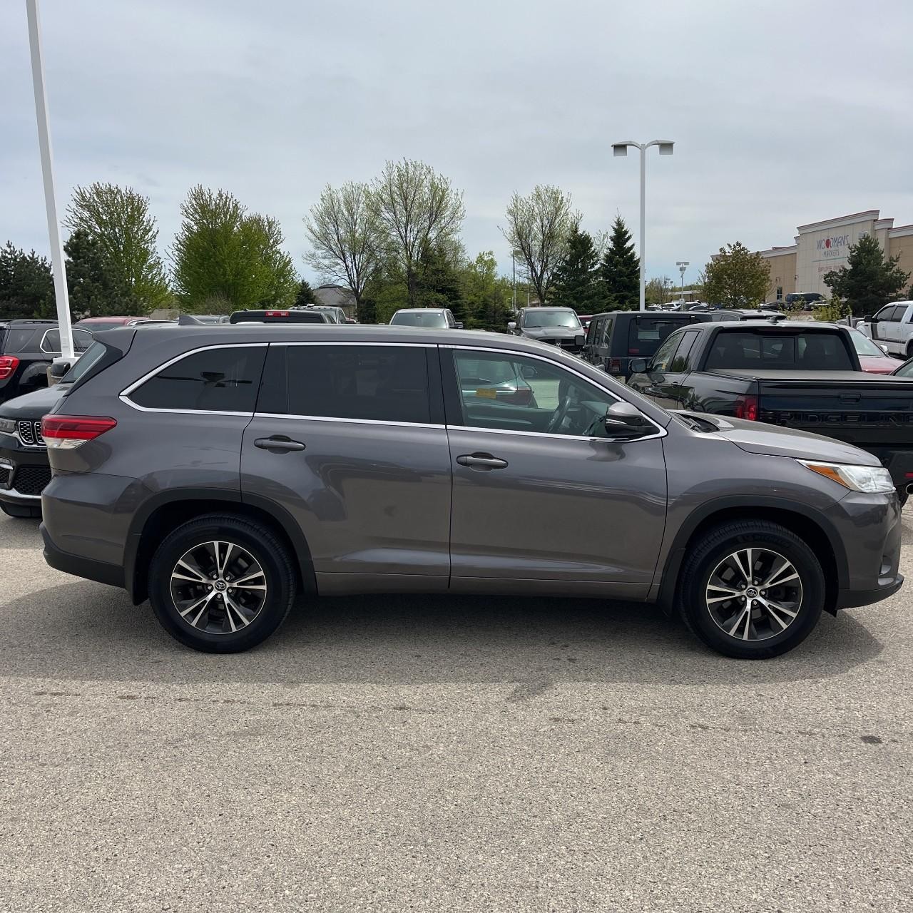 Toyota Highlander Vehicle Full-screen Gallery Image 7
