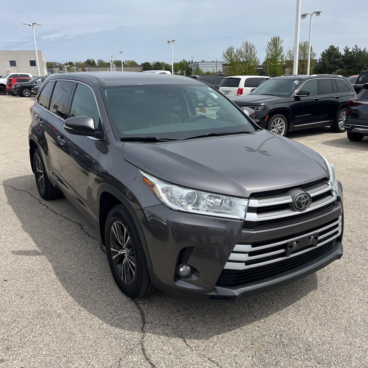 Toyota Highlander Vehicle Full-screen Gallery Image 8
