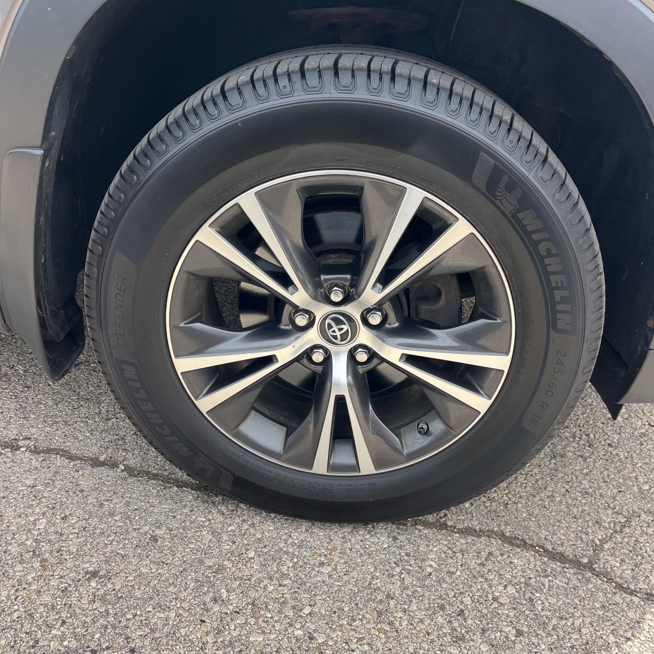 Toyota Highlander Vehicle Full-screen Gallery Image 11
