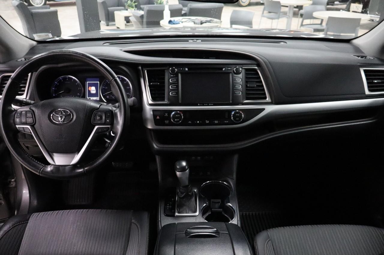 Toyota Highlander Vehicle Full-screen Gallery Image 12