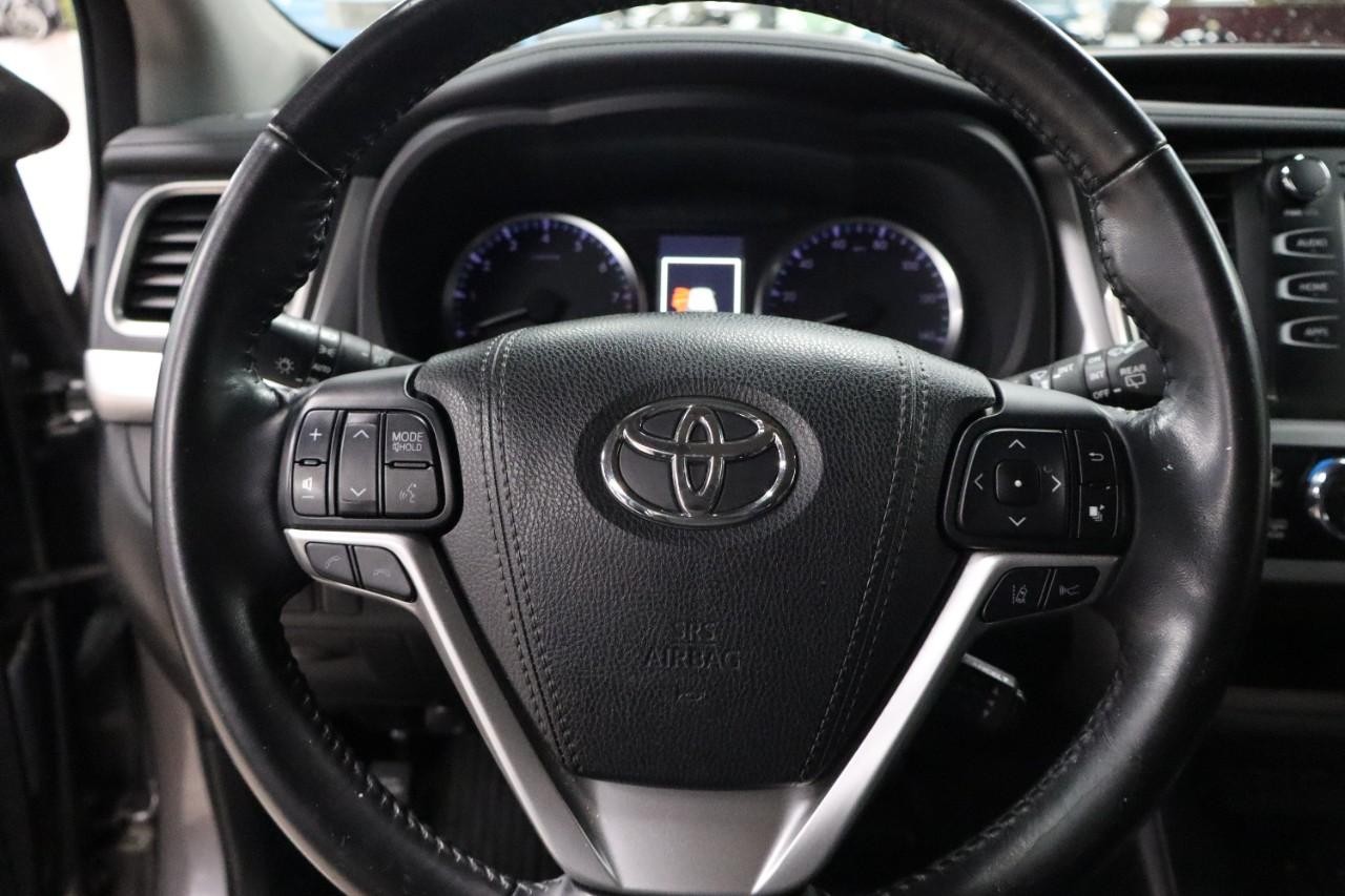 Toyota Highlander Vehicle Full-screen Gallery Image 13