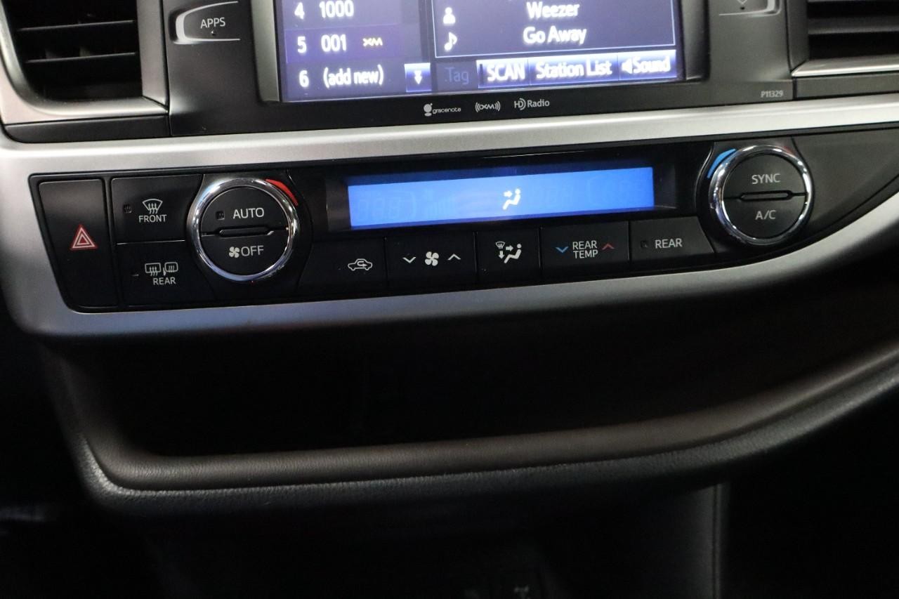 Toyota Highlander Vehicle Full-screen Gallery Image 16