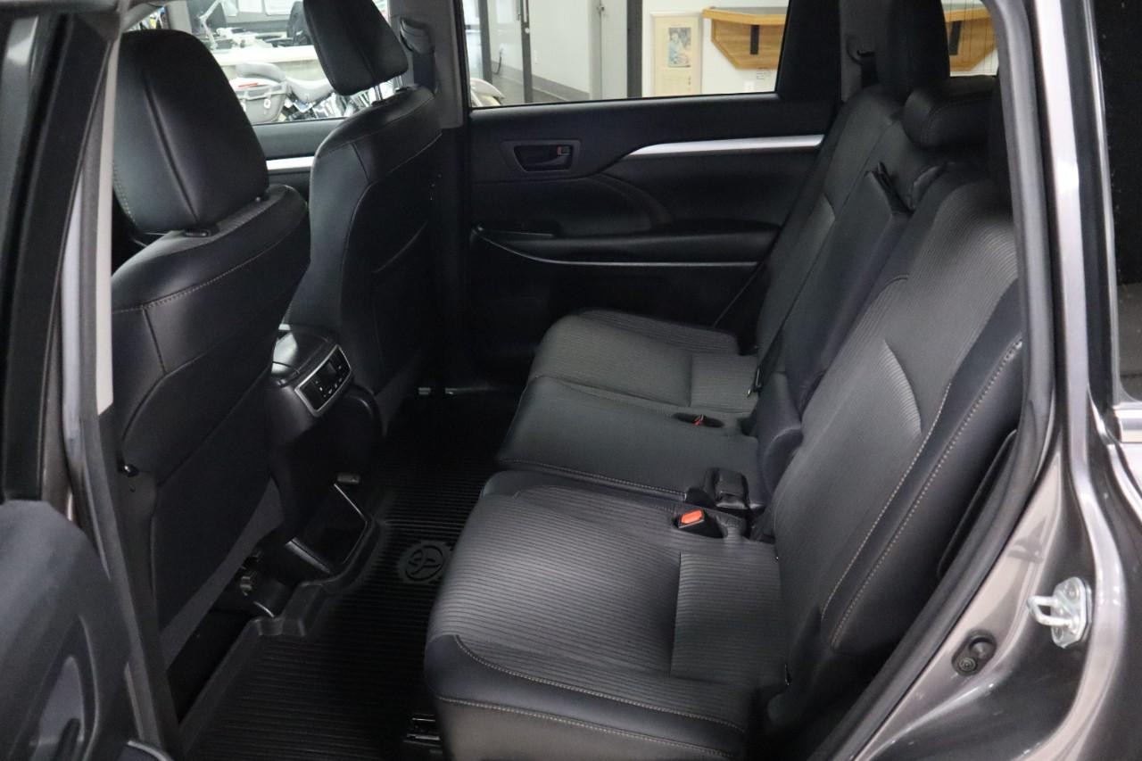 Toyota Highlander Vehicle Full-screen Gallery Image 18