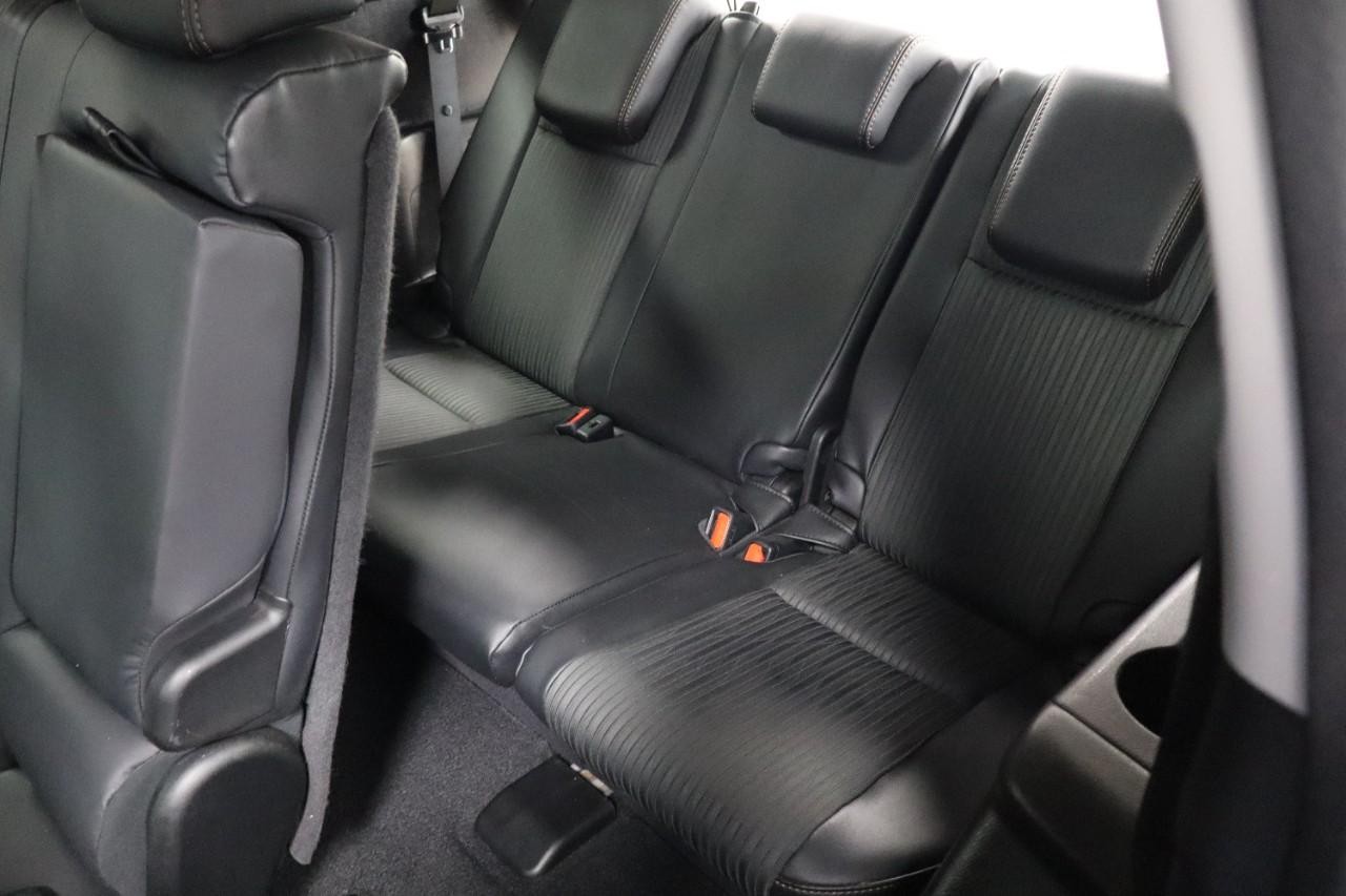Toyota Highlander Vehicle Full-screen Gallery Image 19