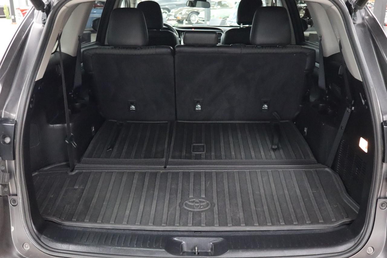Toyota Highlander Vehicle Full-screen Gallery Image 20