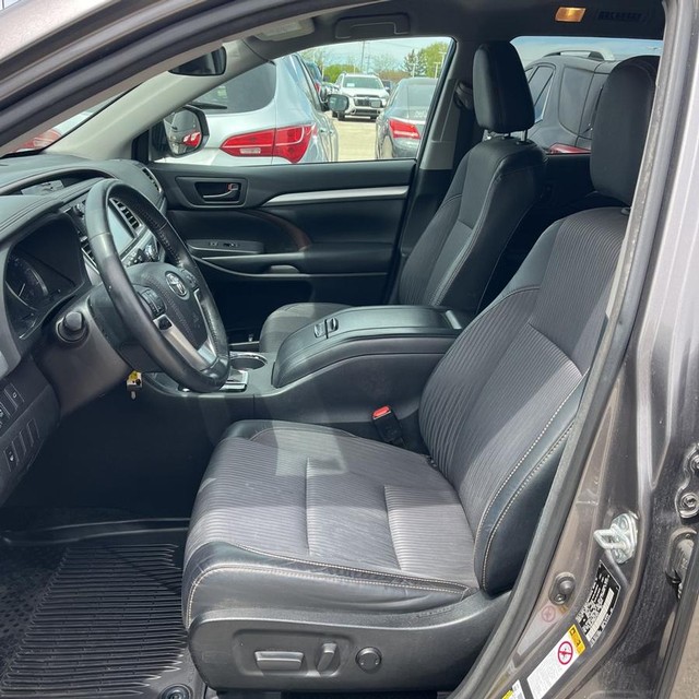 Toyota Highlander Vehicle Full-screen Gallery Image 12