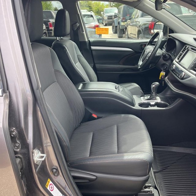 Toyota Highlander Vehicle Full-screen Gallery Image 13