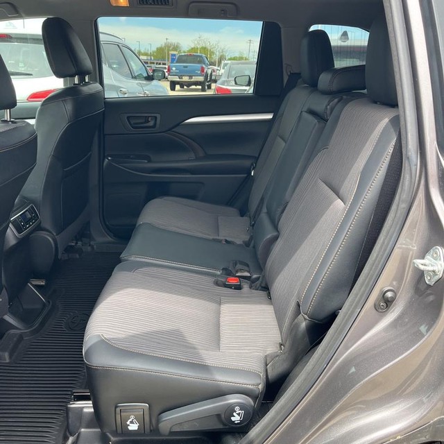 Toyota Highlander Vehicle Full-screen Gallery Image 14
