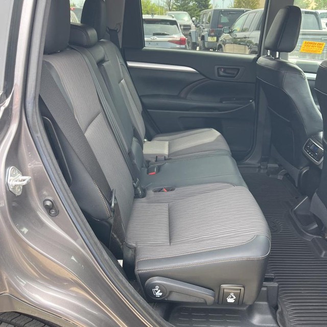 Toyota Highlander Vehicle Full-screen Gallery Image 15