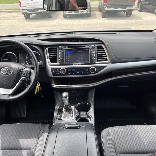 Toyota Highlander Vehicle Full-screen Gallery Image 16