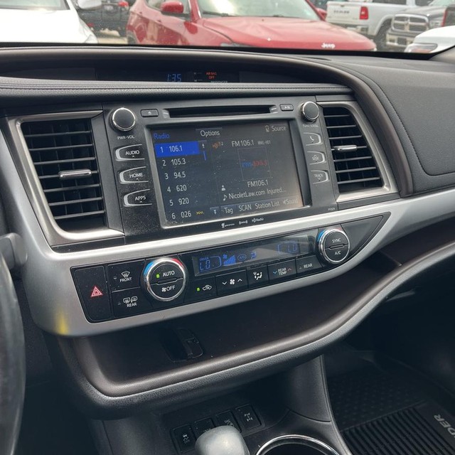 Toyota Highlander Vehicle Full-screen Gallery Image 17