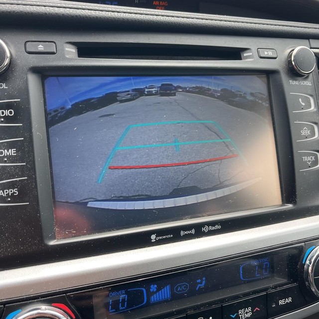 Toyota Highlander Vehicle Full-screen Gallery Image 18