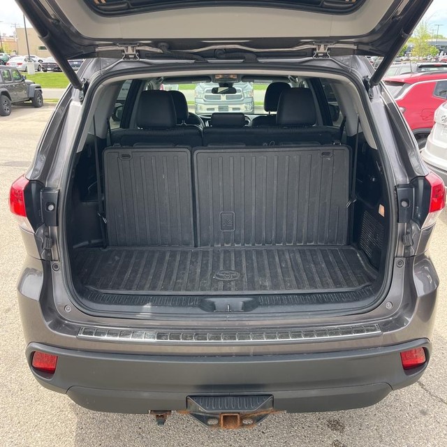Toyota Highlander Vehicle Full-screen Gallery Image 21
