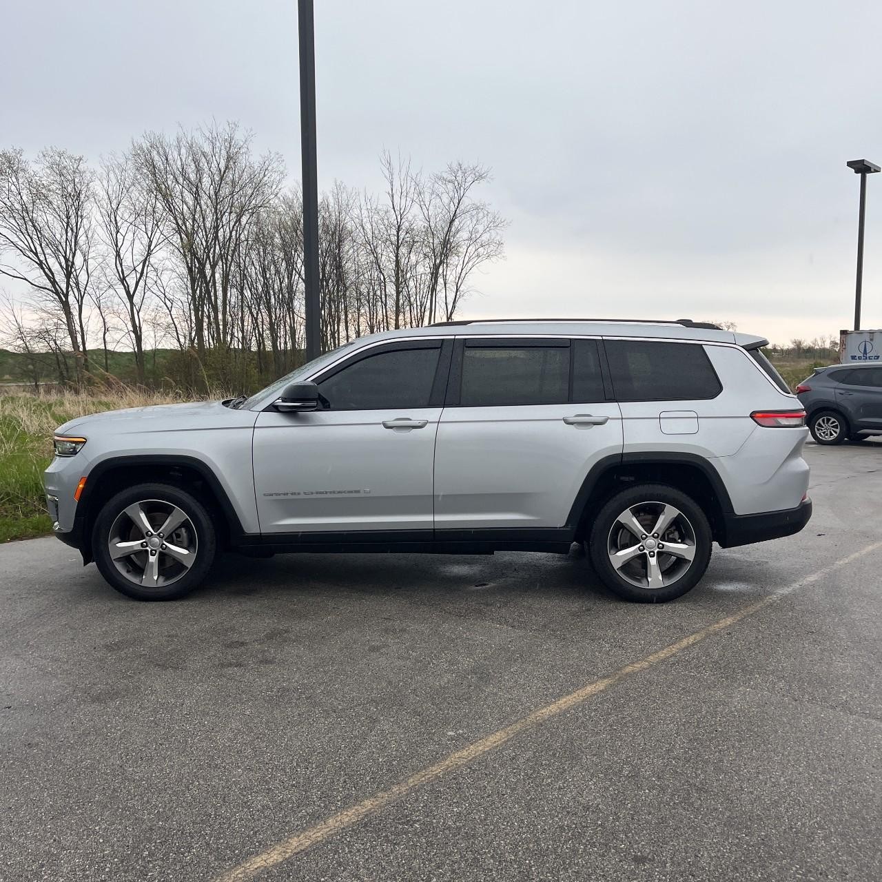 Jeep Grand Cherokee L Vehicle Full-screen Gallery Image 2