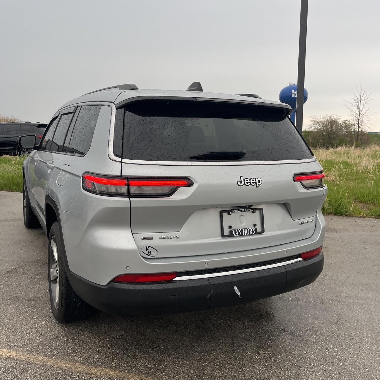 Jeep Grand Cherokee L Vehicle Full-screen Gallery Image 3