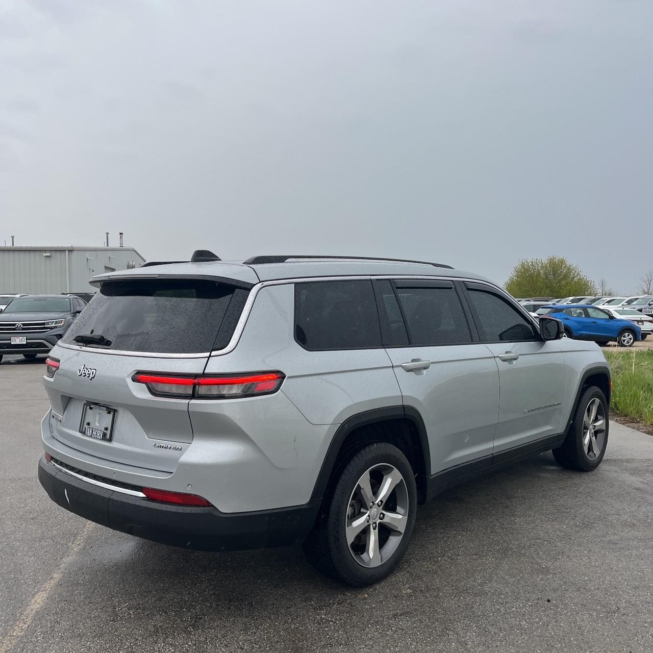 Jeep Grand Cherokee L Vehicle Full-screen Gallery Image 4