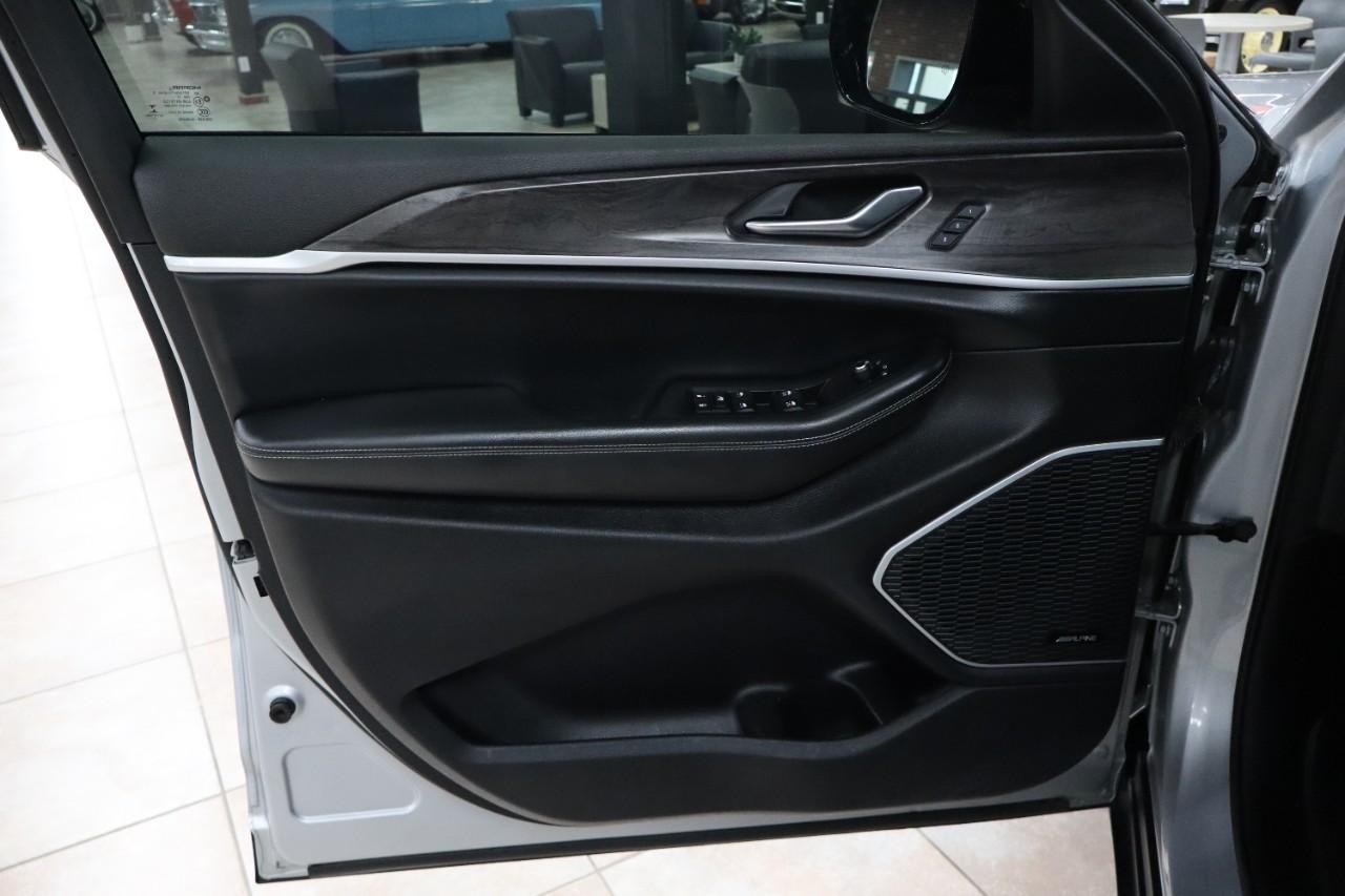 Jeep Grand Cherokee L Vehicle Full-screen Gallery Image 10