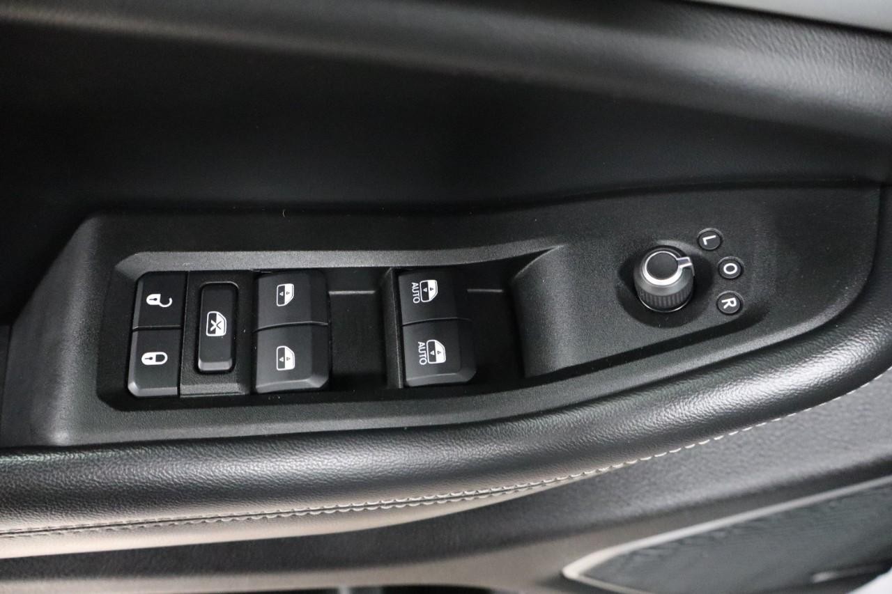 Jeep Grand Cherokee L Vehicle Full-screen Gallery Image 11