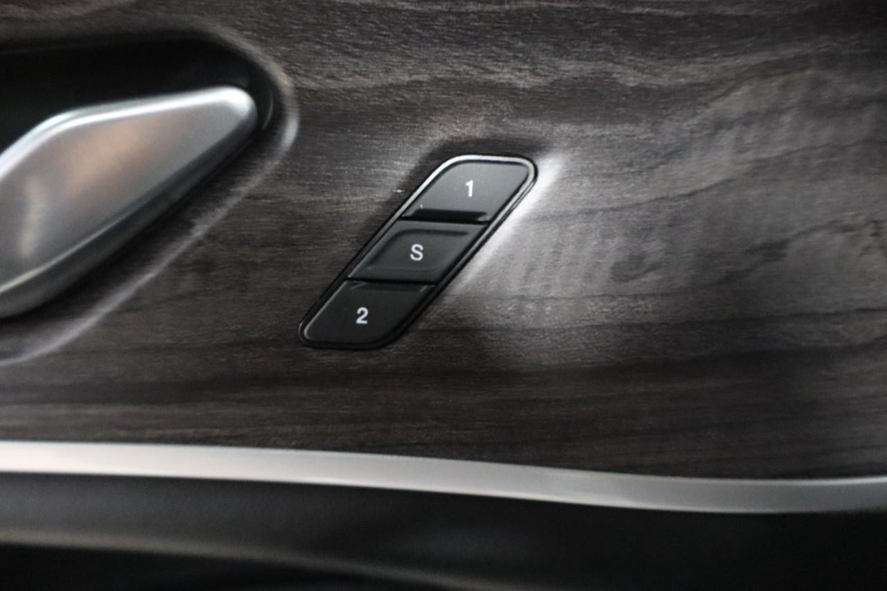 Jeep Grand Cherokee L Vehicle Full-screen Gallery Image 12