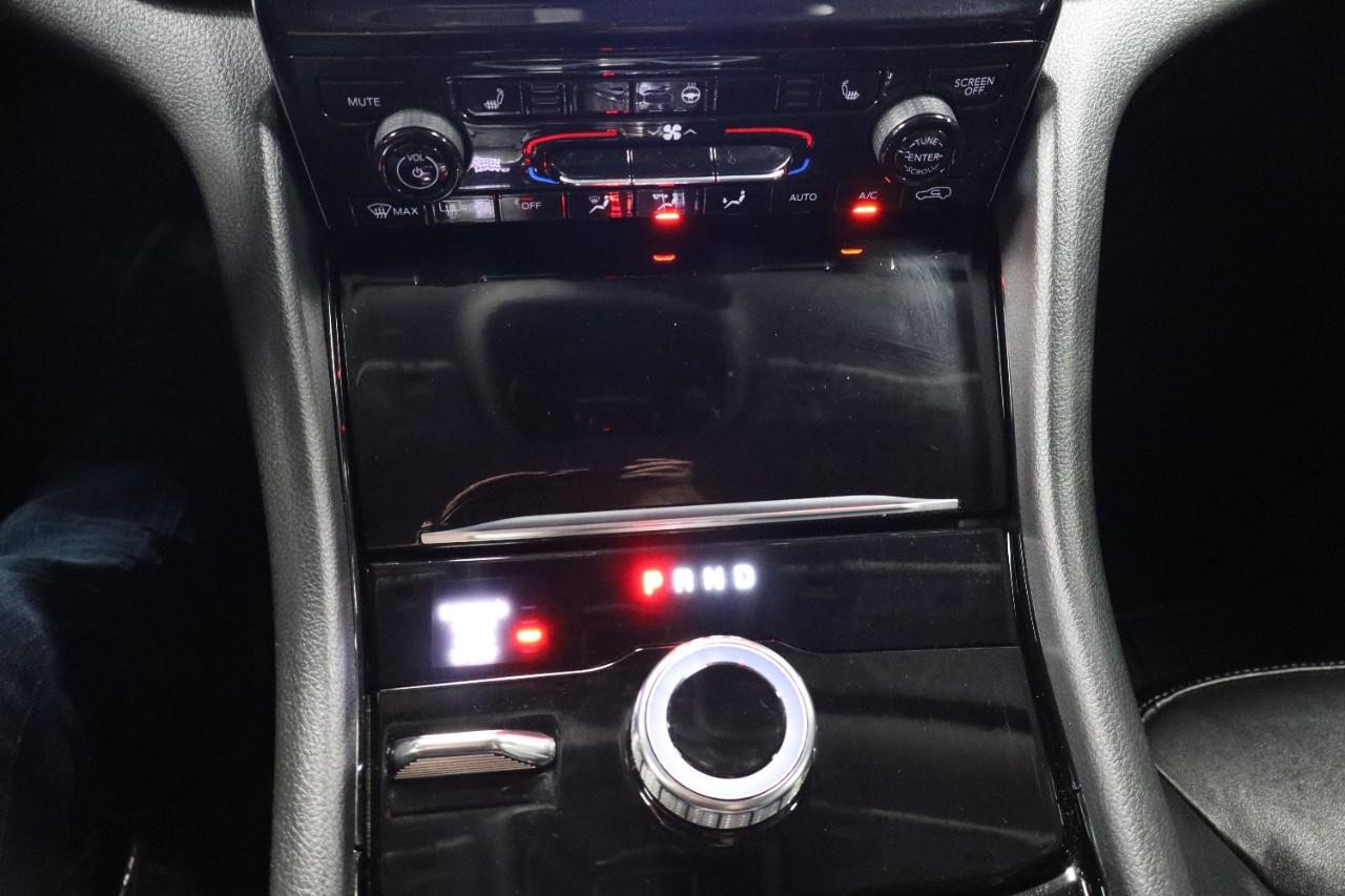 Jeep Grand Cherokee L Vehicle Full-screen Gallery Image 22