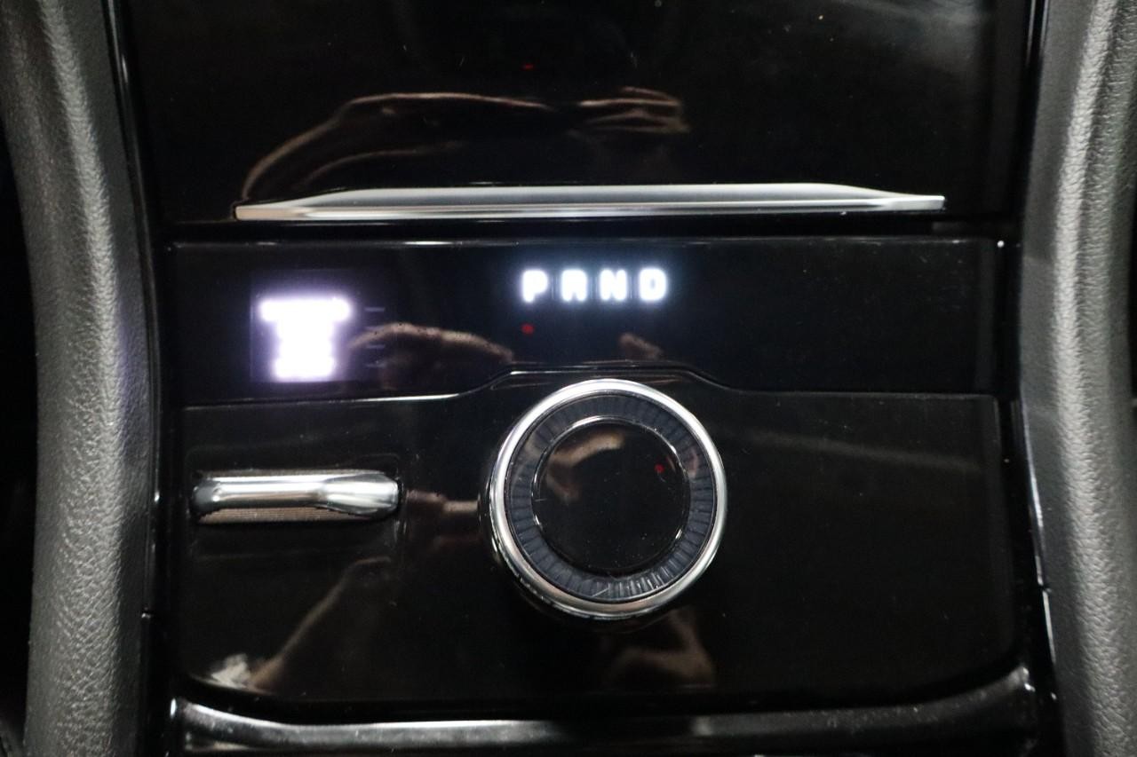 Jeep Grand Cherokee L Vehicle Full-screen Gallery Image 24