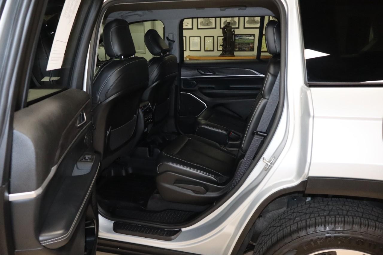 Jeep Grand Cherokee L Vehicle Full-screen Gallery Image 27