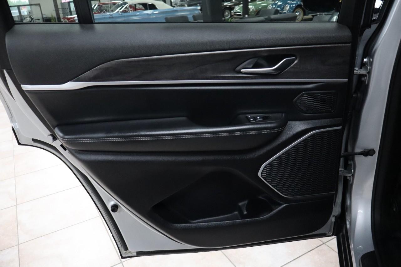 Jeep Grand Cherokee L Vehicle Full-screen Gallery Image 28