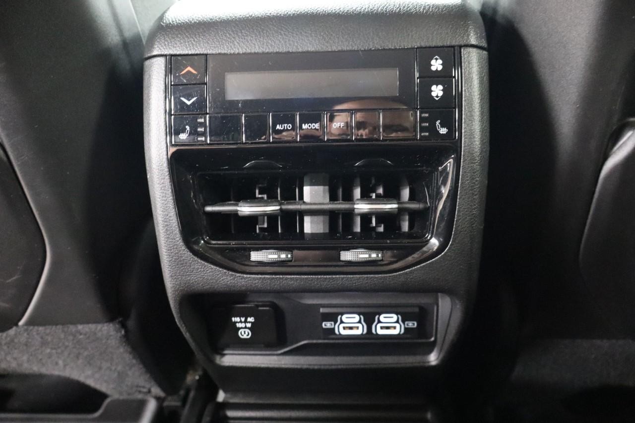 Jeep Grand Cherokee L Vehicle Full-screen Gallery Image 29