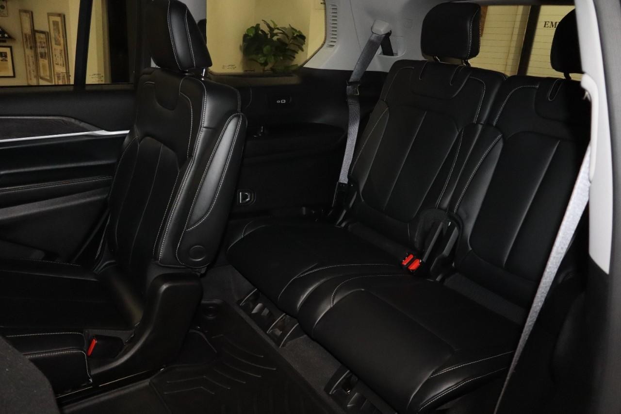 Jeep Grand Cherokee L Vehicle Full-screen Gallery Image 30