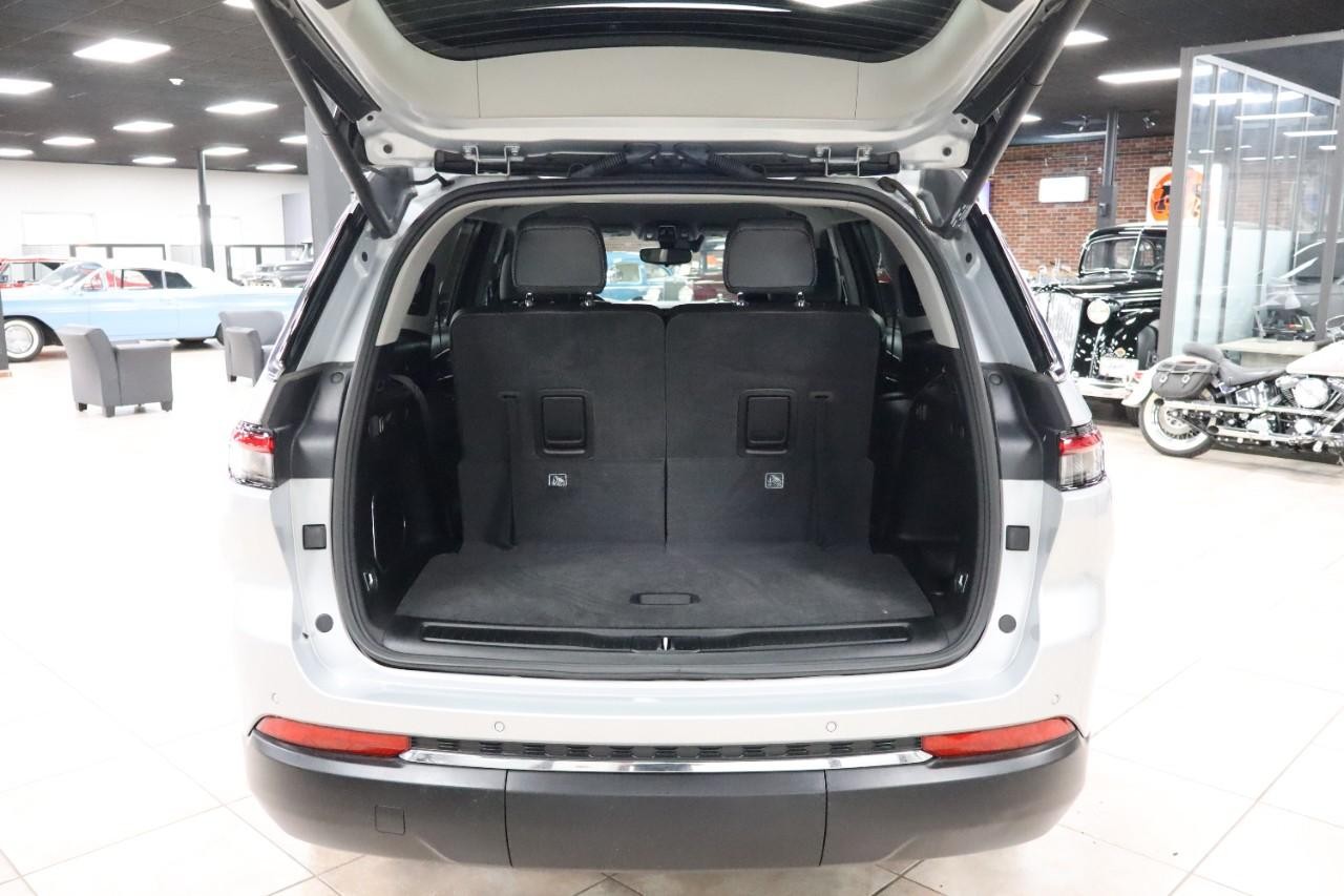 Jeep Grand Cherokee L Vehicle Full-screen Gallery Image 31