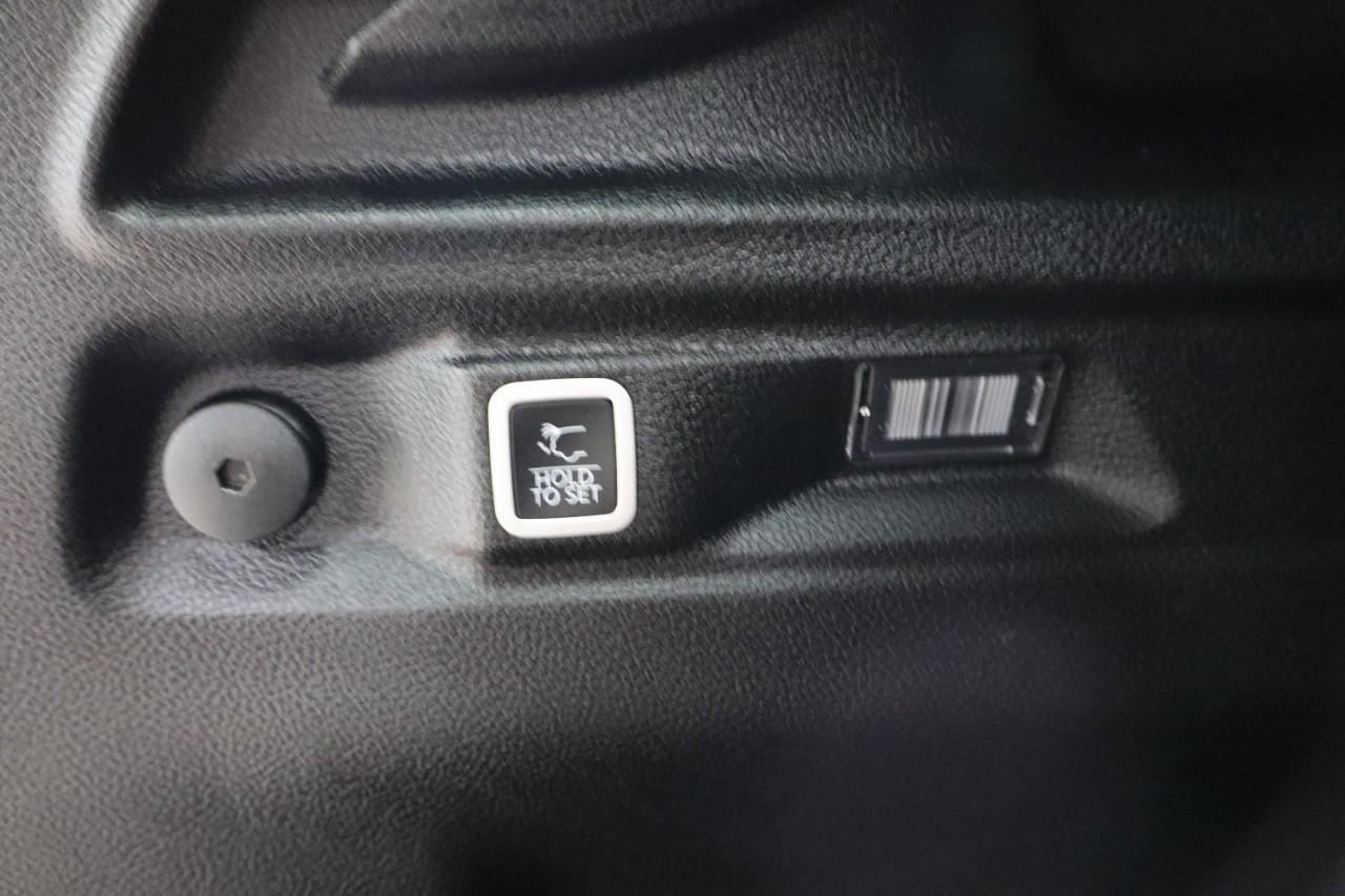 Jeep Grand Cherokee L Vehicle Full-screen Gallery Image 35