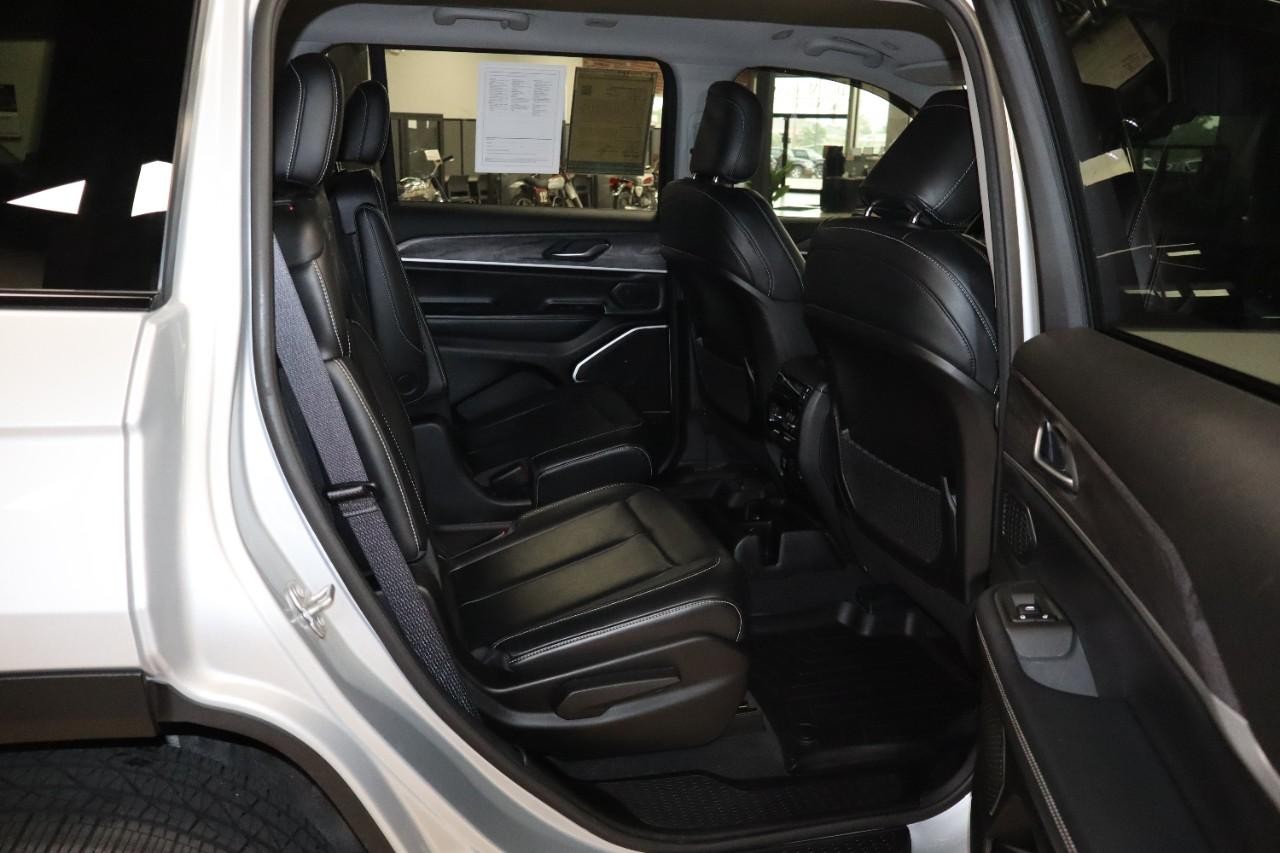 Jeep Grand Cherokee L Vehicle Full-screen Gallery Image 36
