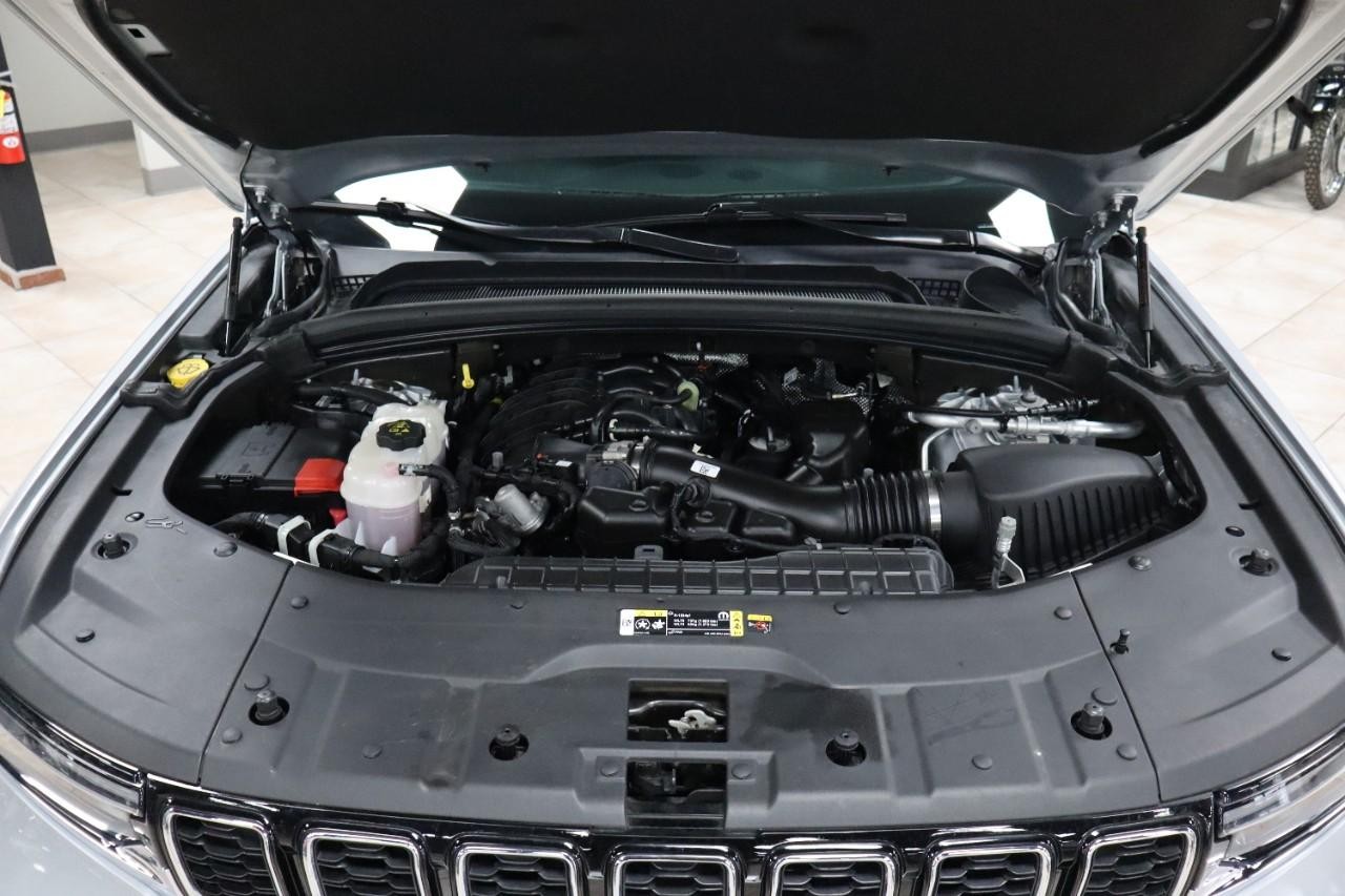 Jeep Grand Cherokee L Vehicle Full-screen Gallery Image 41