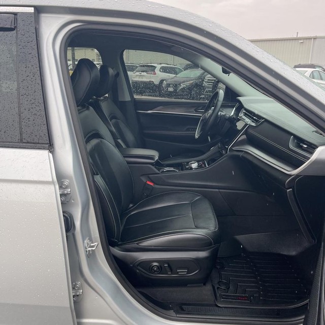 Jeep Grand Cherokee L Vehicle Full-screen Gallery Image 10