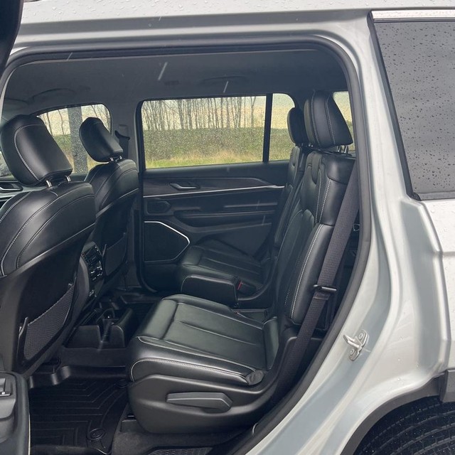 Jeep Grand Cherokee L Vehicle Full-screen Gallery Image 11