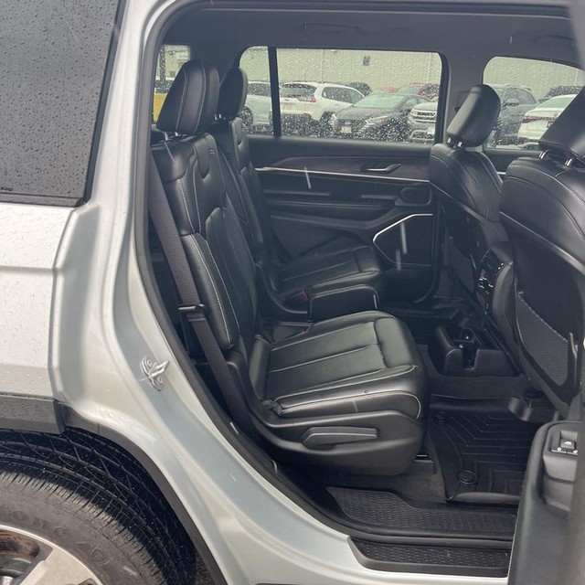 Jeep Grand Cherokee L Vehicle Full-screen Gallery Image 12
