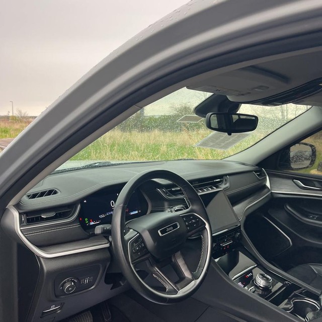 Jeep Grand Cherokee L Vehicle Full-screen Gallery Image 13