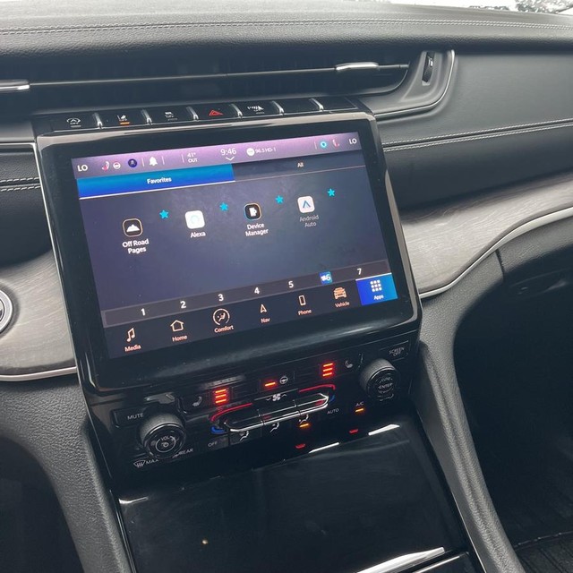 Jeep Grand Cherokee L Vehicle Full-screen Gallery Image 14