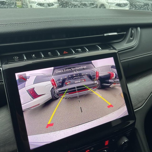 Jeep Grand Cherokee L Vehicle Full-screen Gallery Image 15