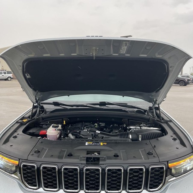 Jeep Grand Cherokee L Vehicle Full-screen Gallery Image 18